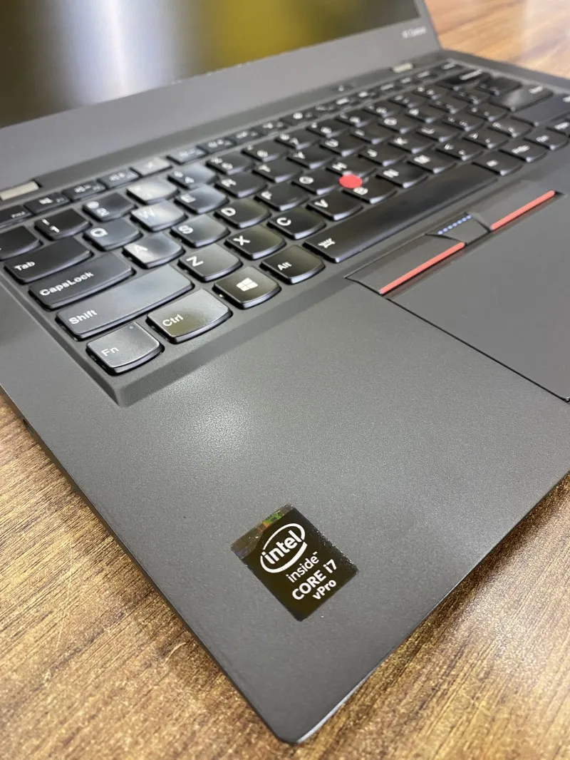 Cận cảnh bàn phím của Lenovo ThinkPad X1 Carbon Gen 3 
