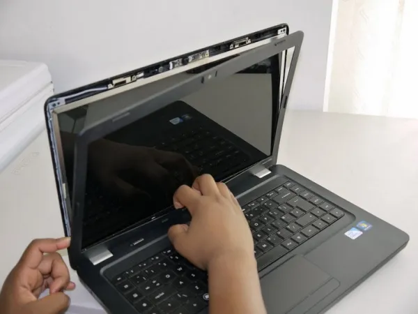 Bạn cũng có thể mở laptop để kiểm tra thật kỹ lưỡng màn hình